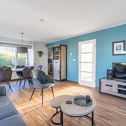 Eet- en zithoek in Vakantiehuis Kamperfoelie 47 De Koog Texel met veel natuurlijk licht.