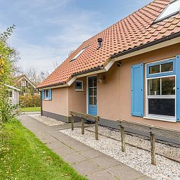 Praktische Waschkueche im Bungalow T6AB Comfort, De Koog, Texel, mit moderner Waschmaschine und Trockner fuer optimalen Urlaubskomfort.