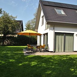 Gemuetliche Terrasse mit Sonnenschirm bei 37 - 14 Lepelaar, Ferienhaus in De Koog, Texel.