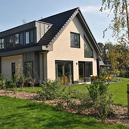 Geraeumiger Garten und Terrasse des Ferienhauses 37 - 14 Lepelaar in De Koog, Texel.