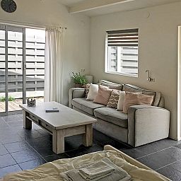 Zithoek in Zomerhuisje Schoo, De Koog, Texel, met veel natuurlijk licht.