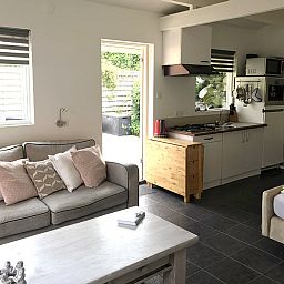 Open keuken in Zomerhuisje Schoo, De Koog, Texel, met moderne voorzieningen.