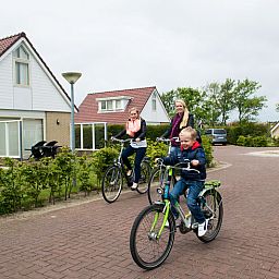 Fietsen bij Villa 3, vakantiehuis in De Koog, Texel, ideaal voor gezinsuitjes.
