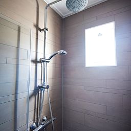 Moderne douche in Villa 3, vakantiehuis De Koog, Texel voor ultiem comfort.
