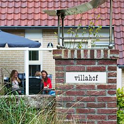 Entree van Villa 1, een charmant vakantiehuis in De Koog, Texel met een uitnodigend terras.