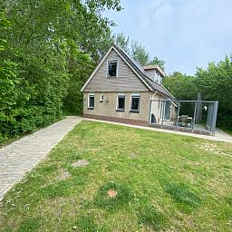 Gemuetliche Sitzecke auf der Terrasse des Ferienhauses Hoog Koog 18 in De Koog, Texel, im Bungalowpark Hoog Koog.