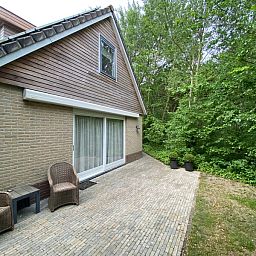 Eingang zum Ferienhaus Hoog Koog 18 in De Koog, Texel, mit charmanten Steinwegen im Bungalowpark Hoog Koog.