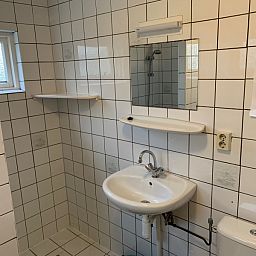 Moderne badkamer in Vakantiehuis 0386 De Koog Texel, ideaal voor comfort tijdens je vakantie op de Waddeneilanden.