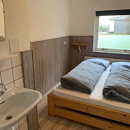 Comfortabele slaapkamer in Vakantiehuis 0386 De Koog Texel, ideaal voor rust en ontspanning op de Waddeneilanden.