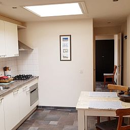Stilvolle Kuecheneinrichtung im Ferienhaus 2, De Koog, Texel mit modernen Geraeten und schlichtem Design.
