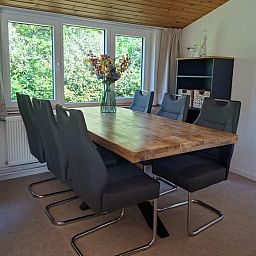 Eethoek in vakantiehuis Hoog Koog 10, Bungalowpark Hoog Koog, De Koog, Texel, Waddeneilanden met houten tafel.
