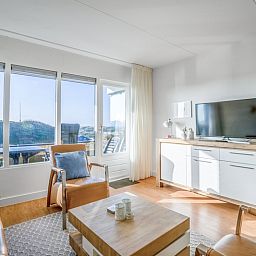 Lichte en moderne woonkamer van Appartement Juliana 052 Eiland en Zeezicht in De Koog, Texel met uitzicht op de Waddeneilanden.