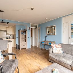 Open keuken en woonkamer van Appartement Juliana 076 Eilandzicht, De Koog, Texel met moderne inrichting.