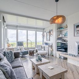 Lichte zithoek in Appartement Juliana 106 Zeezicht in De Koog, Texel met comfortabele banken en zeezicht.