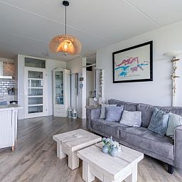 Stijlvolle binnenruimte van Appartement Juliana 106 Zeezicht in De Koog, Texel met moderne meubels en open keuken.