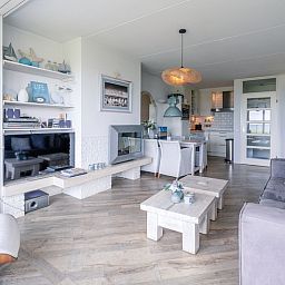 Open woonkamer van Appartement Juliana 106 Zeezicht in De Koog, Texel met gezellige inrichting en zeezicht.