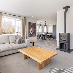 Stilvolles Esszimmer in Villa 8, einem Ferienhaus in De Koog, Texel. Geniessen Sie modernen Komfort und kuenstlerische Details auf den Watteninseln.