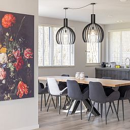 Moderne Kueche in Villa 8, einem Ferienhaus in De Koog, Texel. Stilvolle Einrichtung mit viel Licht und modernen Geraeten.