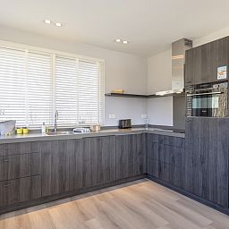 Entspannen Sie sich im hellen Schlafzimmer der Villa 8, einem Ferienhaus in De Koog, Texel, mit Blick auf die ruhige Natur der Watteninseln.