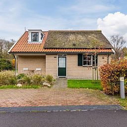 T6B Komfort-Bungalow in De Koog, Texel, Watteninseln, mit reizvollem Reetdach und gruener Umgebung fuer einen entspannten Urlaub.
