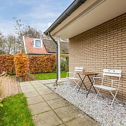 Geniessen Sie die Terrasse des Bungalows T6B Comfort in De Koog, Texel, umgeben von Natur und Ruhe auf den Watteninseln.