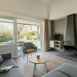 Moderne Sitzecke mit Kamin im Ferienhaus T4 Comfort, De Koog, Texel.