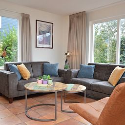 Gezellige woonkamer in Vakantiehuis Stappeland 169, De Koog, Texel met comfortabele banken.