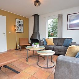 Moderne zithoek met open haard in Vakantiehuis Stappeland 169, De Koog, Texel.