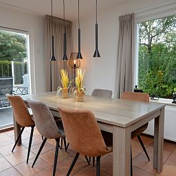 Stijlvolle eetkamer met uitzicht op terras in Vakantiehuis Stappeland 169, De Koog, Texel.
