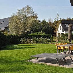 Uitzicht op de tuin van vakantiehuis 39 - 16B Wulp - BLV in De Koog, Texel met buitenmeubilair.