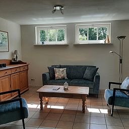 Gezellige woonkamer van Pauwenhof Texel in De Koog met comfortabele zitplaatsen.