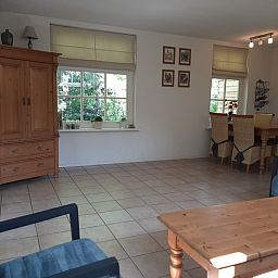 Ruime eetkamer in vakantiehuis Pauwenhof Texel met grote ramen en natuurlijk licht.