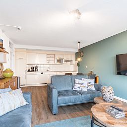 Offene Kueche und Wohnzimmer im Apartment Juliana 124 Eilandzicht, De Koog, Texel mit moderner Einrichtung.