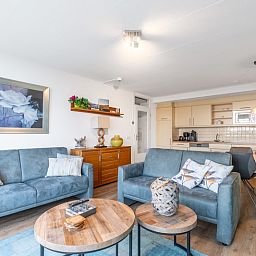 Stilvoller Wohnbereich im Appartement Juliana 124 Eilandzicht, De Koog, Texel mit Essecke und Sofa.