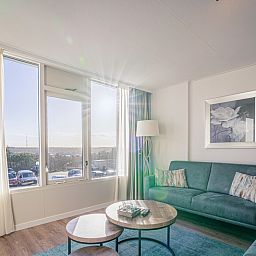 Sonniges Wohnzimmer von Apartment Juliana 124 Eilandzicht, De Koog, Texel mit grossen Fenstern und Aussicht.