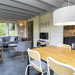 Eetruimte en woonkamer in Het Boshuis, Vakantiepark Het Oude Dijkje, De Koog, Texel, met moderne inrichting.