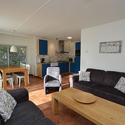 Offener Wohn- und Essbereich im Ferienhaus 7G, De Koog, Texel mit moderner Kueche und gemuetlicher Atmosphaere.