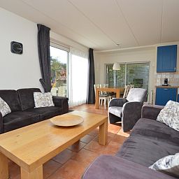 Das Ferienhaus 7G in De Koog, Texel, verfuegt ueber ein einladendes Wohnzimmer mit Zugang zum Garten.