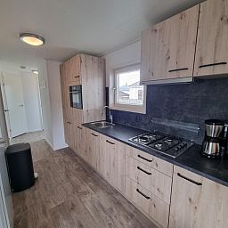 Fully equipped kitchen in Chaletpark Bregkoog - Chalet 240 De Texelse Berg, De Koog, Texel with modern appliances.