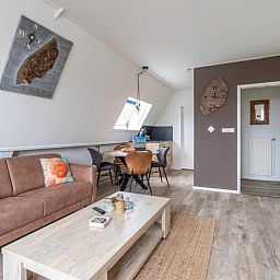 Appartement Anna 224 in De Koog, Texel toont een stijlvolle woonkamer met eetruimte.