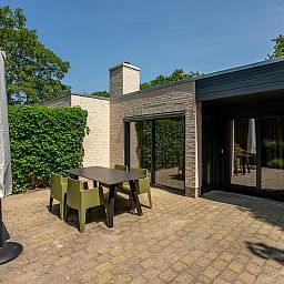 Terras van vakantiehuis 16 - Zeebries in De Koog, Texel, ideaal voor buiten dineren op de Waddeneilanden.