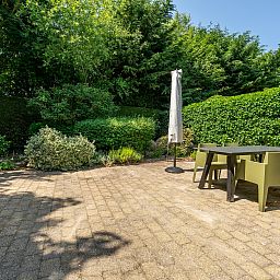 Rustige tuin bij vakantiehuis 16 - Zeebries in De Koog, Texel met terras op de Waddeneilanden.
