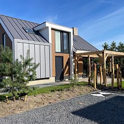Vakantiehuis Duinvilla Wellness 5 in De Koog, Texel, met eigentijdse architectuur en natuurlijke omgeving.