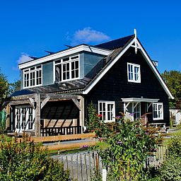 Ferienhaeuser Residence Rustiek in De Koog, Texel, umgeben von gruener Natur