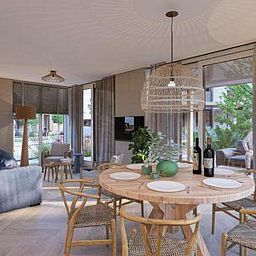 Gemuetliche Essecke in Duinvilla Wellness 6, Ferienhaus in De Koog, Texel, mit Holztisch und Stuehlen.