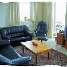 Gemtliches Wohnzimmer im Ferienhaus De Koog, Texel mit Ledersofas auf den Watteninseln.