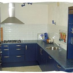 Stilvolle Kche im Ferienhaus De Koog, Texel mit blauen Schrnken auf den Watteninseln.