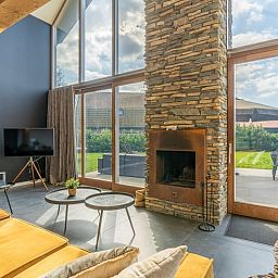 Moderne binnenruimte met grote ramen in Vakantiehuisje in De Koog, Texel, Waddeneilanden.