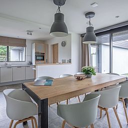 Eetruimte in Orchismient 20 vakantiehuis De Koog Texel met uitzicht op de tuin.