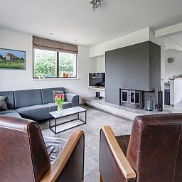 Gezellige woonkamer van Orchismient 20 vakantiehuis De Koog Texel met comfortabele zithoek.